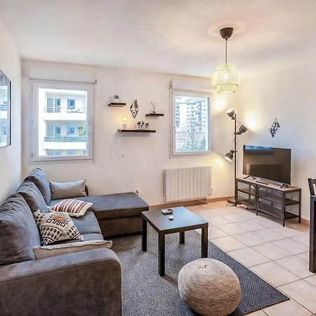 Superbe Appartement - Parking Gratuit - 4 Personnes Шамбери Екстериор снимка