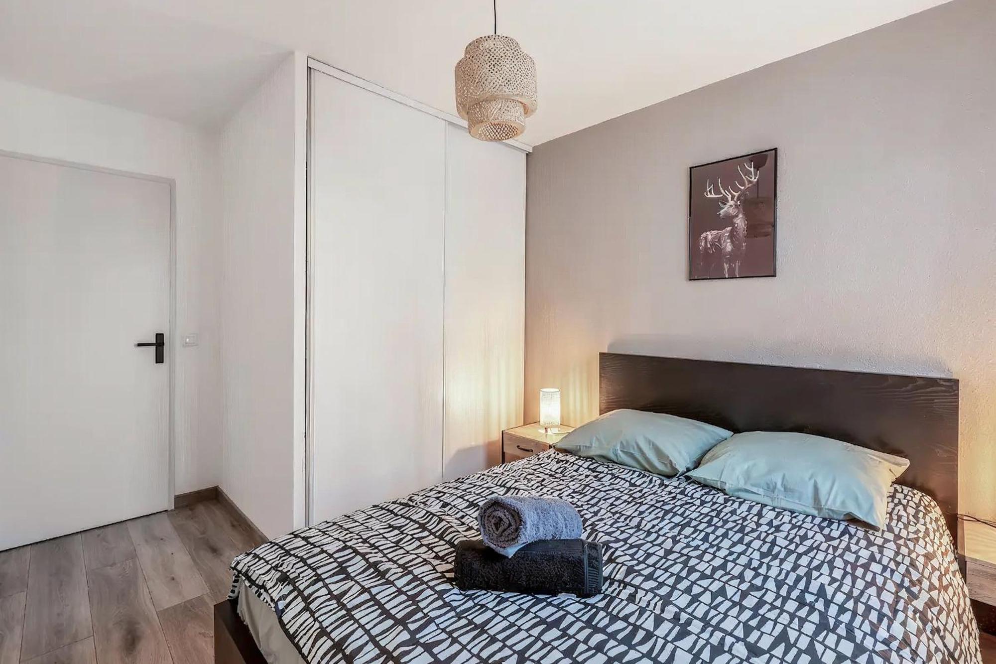 Superbe Appartement - Parking Gratuit - 4 Personnes Шамбери Екстериор снимка